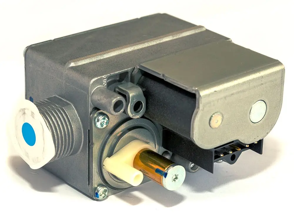 Gasventil von Daikin, metallisch, mit mehreren Anschlüssen und einer runden Öffnung. Die Konstruktion beinhaltet elektrische Komponenten zur Steuerung des Gastflusses.